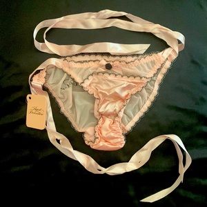 Agent Provocateur Pink With side tie Knickers
Forever With gift bag. One size.